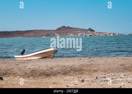 Un bateau de pêche au village d'El Molo, sur les rives du lac Turkana, au Kenya Banque D'Images