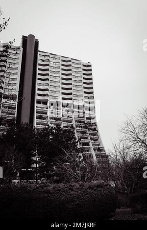Photo verticale en niveaux de gris d'un bâtiment résidentiel contre le ciel Banque D'Images