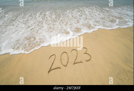 2023 écrit à la main dans le sable sur une belle plage Banque D'Images