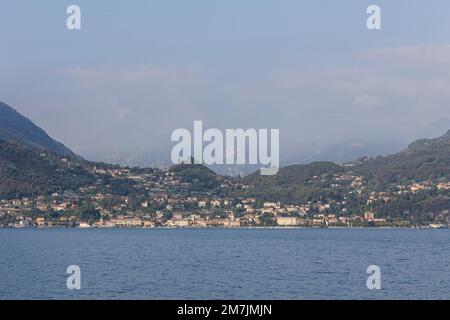 Vue depuis la promenade de Varenna au lac de Côme, Italie Banque D'Images