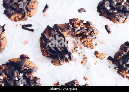 Biscuits sans gluten aux pépites de chocolat noir de farine d'amandes Banque D'Images