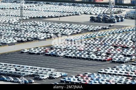 SUZHOU, CHINE - 10 JANVIER 2023 - Un lot de véhicules est sur le point d'être exporté vers les marchés étrangers au dépôt automobile de Taicang Port à Suzhou, Jia Banque D'Images