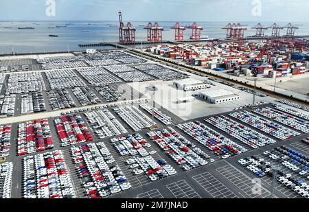 SUZHOU, CHINE - 10 JANVIER 2023 - Un lot de véhicules est sur le point d'être exporté vers les marchés étrangers au dépôt automobile de Taicang Port à Suzhou, Jia Banque D'Images