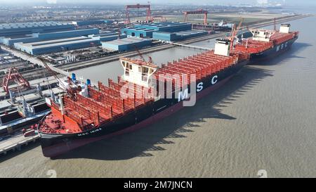 SUZHOU, CHINE - 10 JANVIER 2023 - plusieurs navires achevés sont en train d'équiper une entreprise de construction navale dans le port de Taicang économique et technologique Banque D'Images