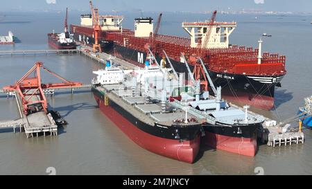 SUZHOU, CHINE - 10 JANVIER 2023 - plusieurs navires achevés sont en train d'équiper une entreprise de construction navale dans le port de Taicang économique et technologique Banque D'Images