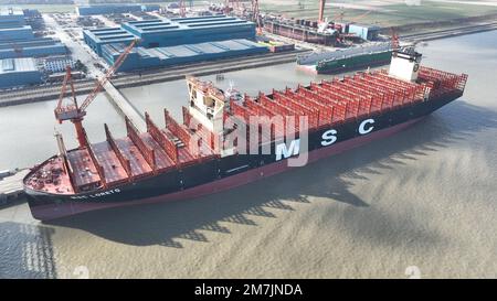 SUZHOU, CHINE - 10 JANVIER 2023 - plusieurs navires achevés sont en train d'équiper une entreprise de construction navale dans le port de Taicang économique et technologique Banque D'Images