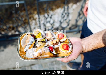 Assortiment de mini gâteaux et tartes, desserts italiens du Bellagio, Italie Banque D'Images