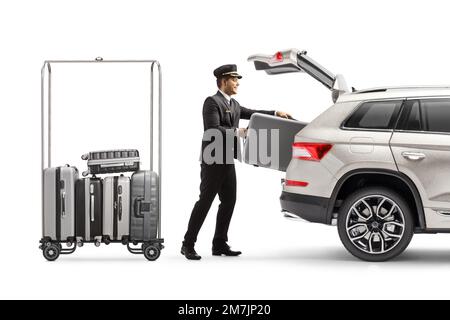 Groom avec un chariot à bagages mettant des valises dans le coffre d'un SUV isolé sur fond blanc Banque D'Images