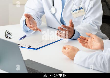 Photo d'une équipe de médecins ayant une réunion dans un hôpital Banque D'Images