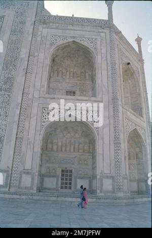 Le Taj Mahal est un mausolée en marbre blanc ivoire islamique sur la rive droite de la rivière Yamuna dans la ville indienne d'Agra. Il a été commandé en 1631 par l'empereur moghol Shah Jahan pour abriter le tombeau de sa femme préférée, Mumtaz Mahal; il abrite également le tombeau de Shah Jahan lui-même. Banque D'Images