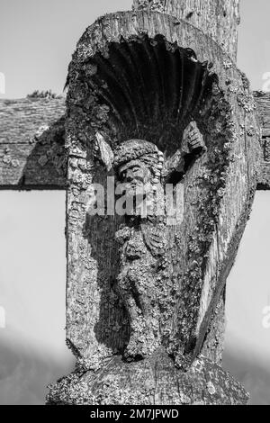 Un cliché en niveaux de gris d'une croix chrétienne sur la colline des croix Banque D'Images