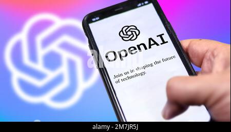 San Francisco US, décembre 2022: Une main tenant un téléphone avec le site Internet OpenAI sur l'écran. Arrière-plan coloré avec logo flou. OpenAI est un non-profi Banque D'Images