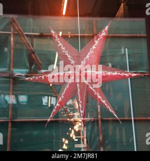 Étoile de Noël dans la fenêtre. Banque D'Images