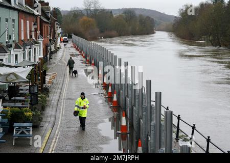 Des défenses contre les crues sont installées à Bewdley, dans le Worcestershire, après que des pluies persistantes aient donné lieu à des avertissements d'inondation le long de la rivière Severn. Le Bureau du met a émis des avertissements pour de fortes pluies et des inondations, qui tombent le plus lourd dans les zones occidentales, mais qui causent des conditions humides et venteuses dans tout le pays. Date de la photo: Mardi 10 janvier 2023. Banque D'Images