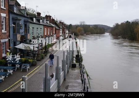 Des défenses contre les crues sont installées à Bewdley, dans le Worcestershire, après que des pluies persistantes aient donné lieu à des avertissements d'inondation le long de la rivière Severn. Le Bureau du met a émis des avertissements pour de fortes pluies et des inondations, qui tombent le plus lourd dans les zones occidentales, mais qui causent des conditions humides et venteuses dans tout le pays. Date de la photo: Mardi 10 janvier 2023. Banque D'Images