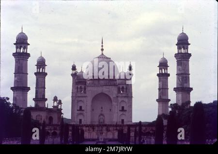 Le Bibi Ka Maqbara est un tombeau situé à Aurangabad, Maharashtra, en Inde. Il a été commandé en 1660 par l'empereur moghol Aurangzeb à la mémoire de sa femme Dilras Banu Begum et est considéré comme un symbole de la 'fidélité conjugale' d'Aurangzeb. Banque D'Images