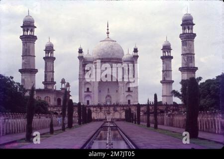 Le Bibi Ka Maqbara est un tombeau situé à Aurangabad, Maharashtra, en Inde. Il a été commandé en 1660 par l'empereur moghol Aurangzeb à la mémoire de sa femme Dilras Banu Begum et est considéré comme un symbole de la 'fidélité conjugale' d'Aurangzeb. Banque D'Images