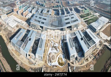 HANGZHOU, CHINE - 10 JANVIER 2023 - une vue aérienne montre le projet de construction de l'Université d'aviation Chine-France dans le nord-ouest de Hangzhou, capi Banque D'Images