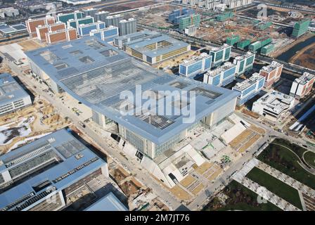 HANGZHOU, CHINE - 10 JANVIER 2023 - une vue aérienne montre le projet de construction de l'Université d'aviation Chine-France dans le nord-ouest de Hangzhou, capi Banque D'Images