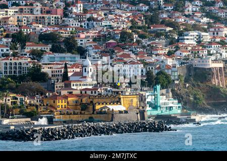 Église forte de Sao Tiago et Igreja de Santa Maria Maior (Socorro), Funchal. Madère. Portugal. Banque D'Images