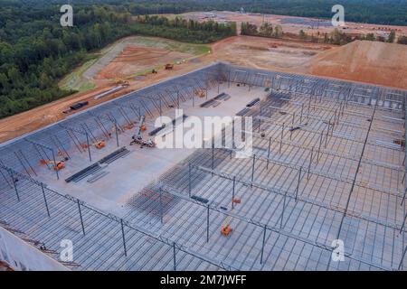 Cadre en acier de charpente métallique de toit d'entrepôt dans le chantier en construction Banque D'Images