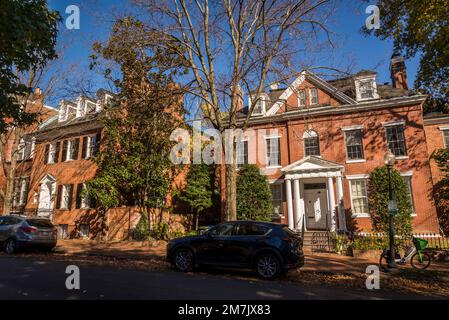 Rue résidentielle, à Georgetown, un quartier historique et luxueux, et quartier commercial et de divertissement, Washington, D.C., USA Banque D'Images