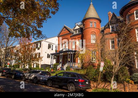 Rue résidentielle, à Georgetown, un quartier historique et luxueux, et quartier commercial et de divertissement, Washington, D.C., USA Banque D'Images