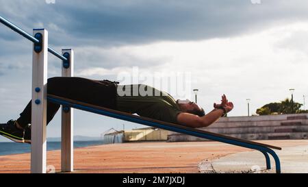 Homme sportif fort faisant des exercices abs en extérieur Banque D'Images