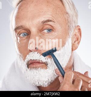 Homme visage, mousse à raser ou toilettage en auto-soin entretien ou esthétique de beauté sur fond de studio. Zoom, modèle mûr ou crème d'épilation vers l'intérieur Banque D'Images