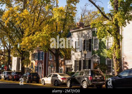 Rue résidentielle dans le quartier chic de Georgetown, un quartier historique et luxueux, et quartier commercial et de divertissement, Washington, D.C., USA Banque D'Images