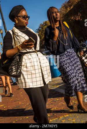 Deux femmes marchent sur la tendance Wisconsin Avenue avec des boutiques et des restaurants à la mode à Georgetown, un quartier historique, et des commerces Banque D'Images