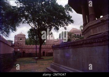 Les Krishnapura Chhatri, également connus sous le nom de Krishna Pura Chhatri sont trois chhatri situés à Indore, dans le Madhya Pradesh, en Inde. Les cénotaphes de la fin de l'année 1800s immortalisant les règles Holkar avec des sculptures murales et des statues. Le monument de Krishna Pura Chhatri, Indore est un symbole de courage et de bravoure de la dynastie Holkar. Banque D'Images