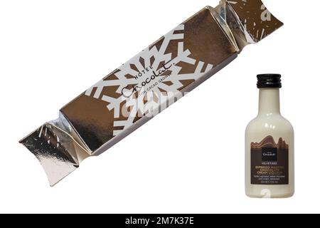Bouteille miniature de liqueur au chocolat espresso martini velouté de l'Hotel Chocolat Premium Cracker Selection sur fond blanc Banque D'Images