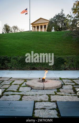 La flamme éternelle John F. Kennedy est un mémorial présidentiel à la tombe du président des États-Unis assassiné John F. Kennedy, Arlington Natio Banque D'Images