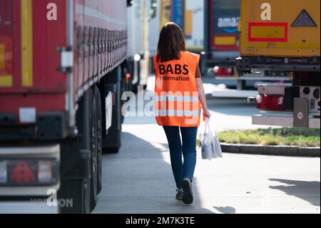 18 mai 2022, Saxe, Dresde: Ünige Albert, employé du Service consultatif pour les employés étrangers en Saxe (BABS), marche le long de camions stationnés dans la zone de service de l'autoroute Dresdner Tor. Le centre de conseil fournit des informations aux employés étrangers travaillant en Saxe au nom du ministère du travail de Saxe. Photo: Sebastian Kahnert/dpa Banque D'Images