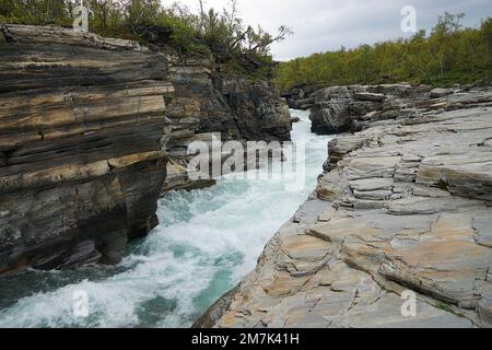 Rivière à Abisko, en Suède, avec de l'eau qui coule dans un canyon avec des parois rocheuses abruptes Banque D'Images