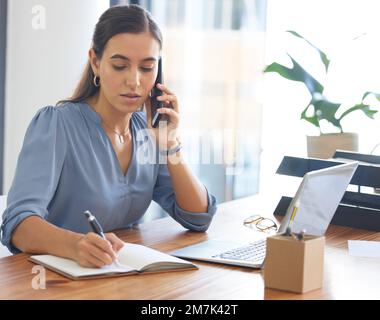 Affaires, femme écrivant et appel téléphonique au bureau, conversation ou confirmation de l'horaire. Une employée, une assistante ou une administratrice féminine prend des notes, un téléphone portable Banque D'Images