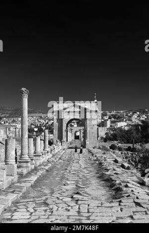 Vue sur le nord de Tetrapylon de la ville de Jerash, Jordanie, Moyen-Orient Banque D'Images