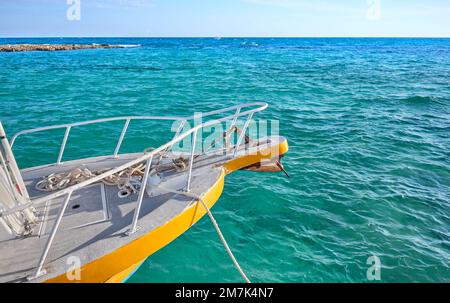 Gros plan sur un arc de bateau amarré. Banque D'Images