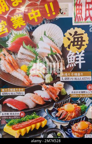 Japon, Honshu, Tokyo, affiche publicitaire de restaurant de fruits de mer montrant des sushis et des sashimi Banque D'Images