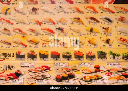 Japon, Honshu, Tokyo, affiche publicitaire pour vitrine de la boutique de sushi Banque D'Images