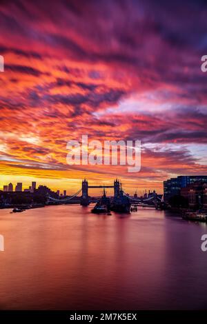 Magnifique vue au lever du soleil sur le célèbre Tower Bridge de Londres Banque D'Images