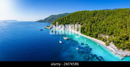 Vue panoramique sur la magnifique côte de l'île de Skopelos Banque D'Images