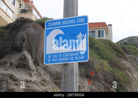 Panneaux d'avertissement de risque de tsunami près de la plage de Californie Banque D'Images