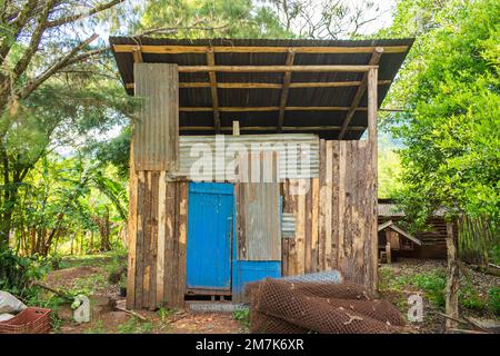 Hangar rustique en bois et en feuilles de toit en fer rouillé dans la campagne de Sao Francisco de Paula, Brésil Banque D'Images