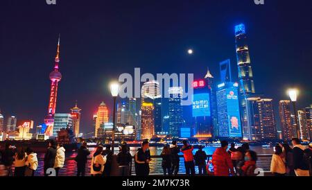 SHANGHAI, CHINE - 8 JANVIER 2023 - la vue nocturne du Bund et de Lujiazui des deux côtés du fleuve Huangpu attire les touristes à Shanghai, Chine, J Banque D'Images