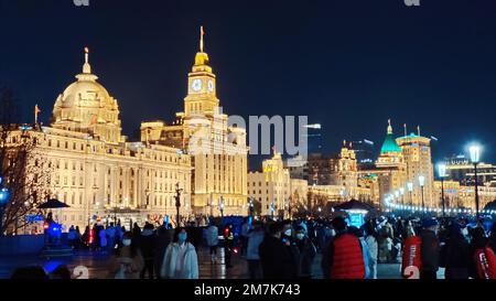 SHANGHAI, CHINE - 8 JANVIER 2023 - la vue nocturne du Bund et de Lujiazui des deux côtés du fleuve Huangpu attire les touristes à Shanghai, Chine, J Banque D'Images