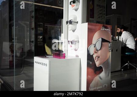 Une exposition de lunettes dans la fenêtre d'une entreprise d'opticien Vision Express dans la City de Londres, le quartier financier de la capitale, le 9th janvier 2023, à Londres, en Angleterre. Banque D'Images