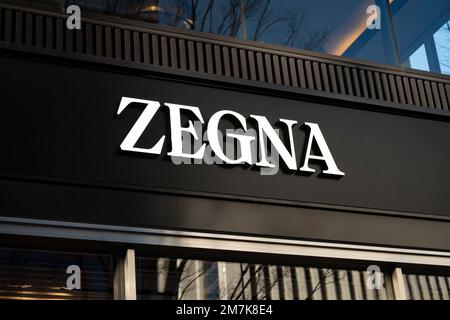 3 janvier 2023, Tokyo, Japon: Un magasin Zengna à Tokyo... Ermenegildo Zegna est une maison de luxe italienne de mode, plus connue pour ses vêtements et accessoires haut de gamme pour hommes. Fondée par Ermenegildo Zegna en 1910, la société est toujours détenue et gérée par la famille Zegna. La marque propose une large gamme de produits, y compris des costumes, des vestes, des pantalons, des tricots, des articles en cuir, et lunettes. Les boutiques se trouvent dans certains des quartiers commerçants les plus exclusifs du monde entier et sont connues pour leur savoir-faire luxueux et de haute qualité... Marunouchi est un quartier d'affaires central et animé dans le centre de Toky Banque D'Images