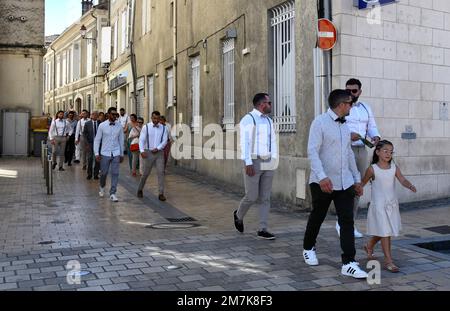 Invités de mariage à pied à l'église de Condom dans le département du Lot-et-Garonne, sud-ouest de la France Banque D'Images